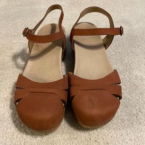 Dansko 39 closed toe leather comfort sandal exc condition see pics